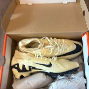 Mike cleats for men. Brand new in box size 11. Zoom super fly 9 pro fg